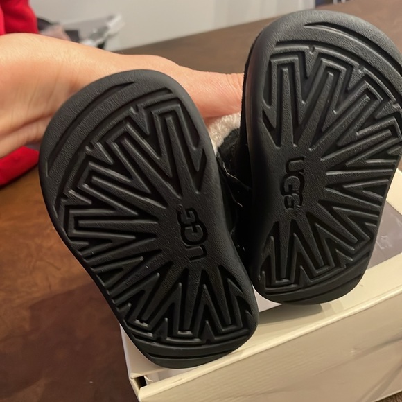 Uggs black boots 2/3 - Picture 3 of 4